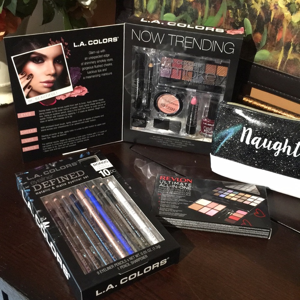 Sold 🌺NWT make up & make up bag